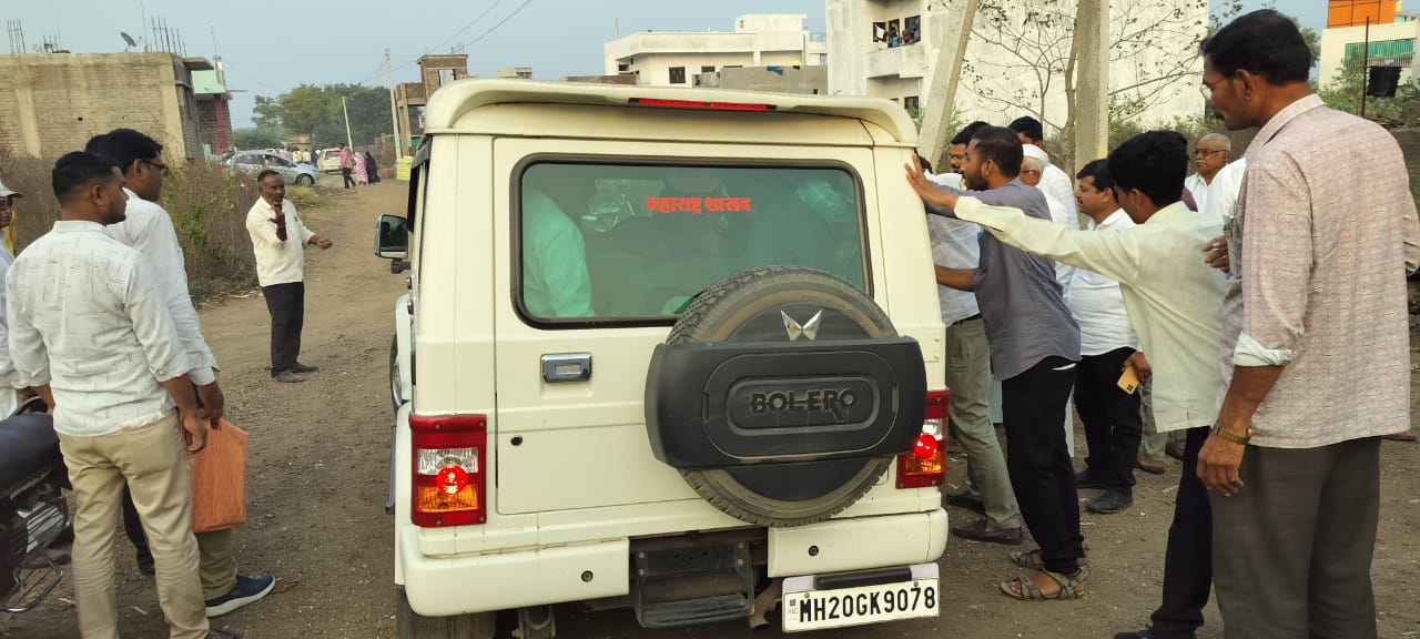 चालकाच्या निष्काळजी पणामुळे तहसीलदारांचे वाहन पलटी होतांना ग्रामस्थांनी वाचविले,बनोटी येथील प्रकार-