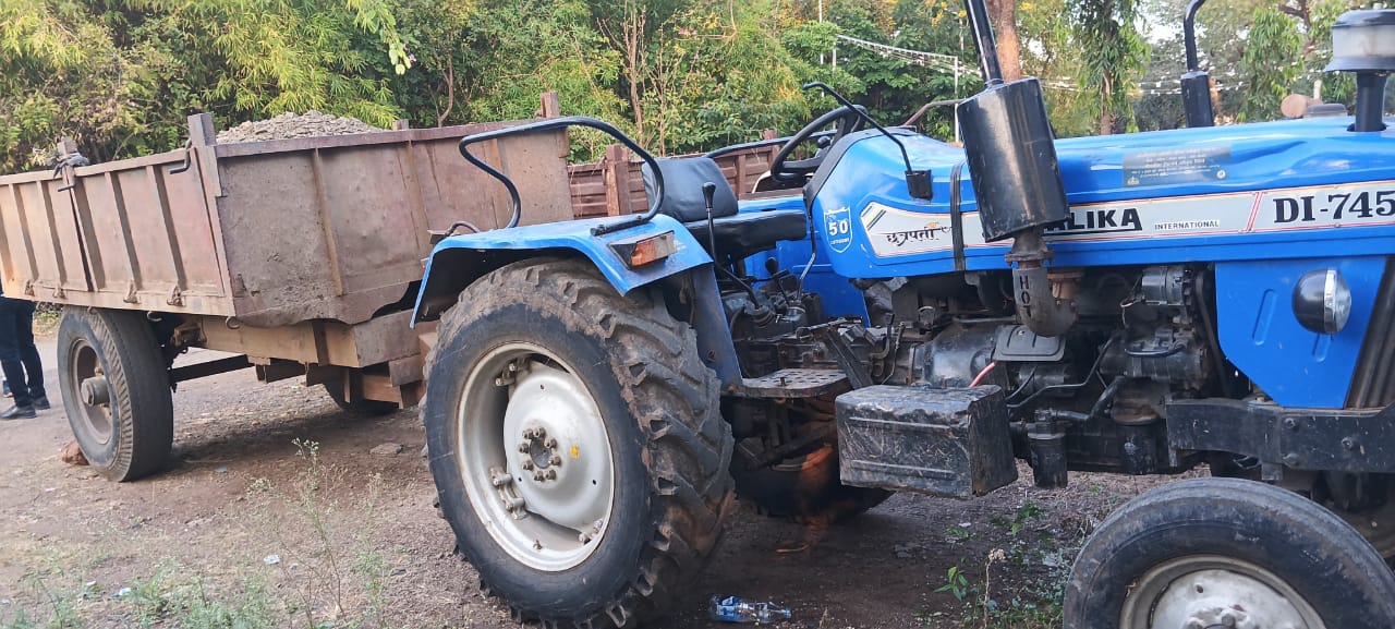 सोयगाव तहसील कार्यालयातून अवैद्य गौण खनिज वाहतुकीचा विनानंबर ट्रॅक्टर मध्यरात्री गायब ; अज्ञाताविरुद्ध पोलिसात तक्रार