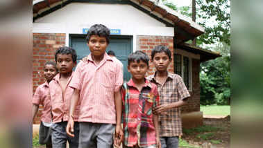 शासनाला व प्रशासनाला आदिवासी विद्यार्थ्यांच्या शिष्यवृत्ती चा पडला विसर आदिवासी समाजाच्या विद्यार्थ्यांकडे जाणून बुजून दुर्लक्ष