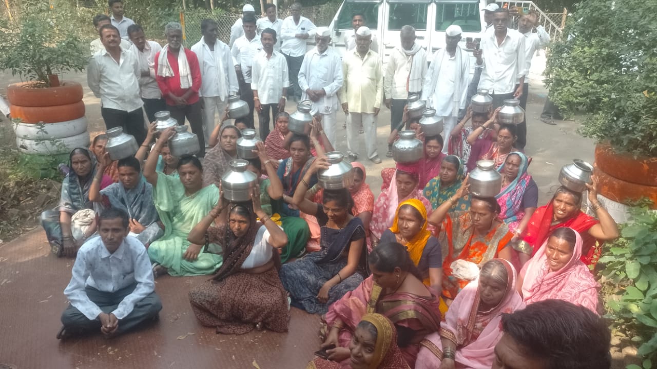 सोयगाव तालुक्यातील घोरकुंडला पाणीटंचाई; ग्रामस्थांचा एल्गार;पाणीपुरवठा योजना विहिरीचे पाणी शेतीसाठी वापर ,सरपंचासह ग्रामस्थांचे तहसीलसमोर उपोषण