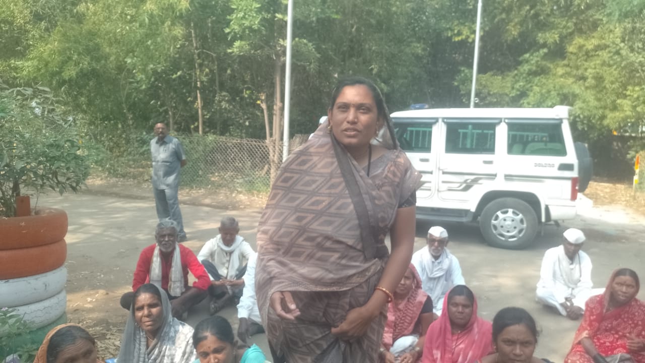 सोयगाव तालुक्यातील घोरकुंडला पाणीटंचाई; ग्रामस्थांचा एल्गार;पाणीपुरवठा योजना विहिरीचे पाणी शेतीसाठी वापर ,सरपंचासह ग्रामस्थांचे तहसीलसमोर उपोषण