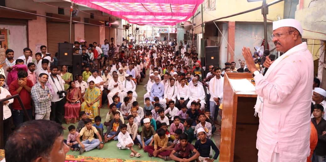 बहुप्रतिक्षीत व फर्दापुर परिसरातील नागरीकांच्या आरोग्याच्या दृष्टीने महत्वकांक्षी असलेल्या फर्दापुर येथे प्राथमिक आरोग्य केंद्राची हायटेक सुविधा असलेली ईमारत लवकरच उभी राहील असे स्पष्ट करीत फर्दापूर येथे डॉक्टर व आरोग्य कर्मचाऱ्यांच्या निवासस्थानासाठी वाढीव 5 कोटी रुपयांचा प्रस्ताव सादर करा यासाठी शासनाकडून मंजुरी व निधी मिळवून देवू अशी ग्वाही माजीमंत्री आ. अब्दुल सत्तार यांनी फर्दापूर ता. सोयगाव येथे बोलताना दिली.